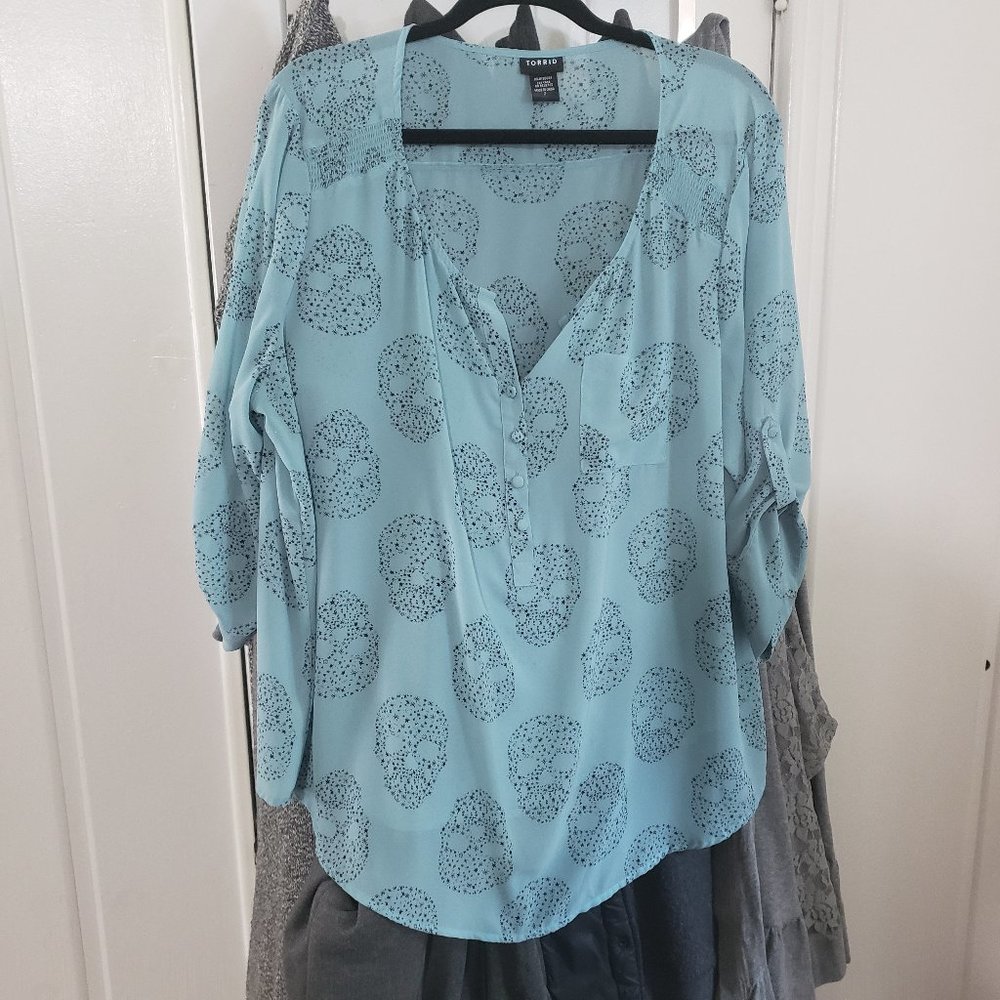 Torrid Size 2 Turquoise Skull 3/4 Sleeve shirt